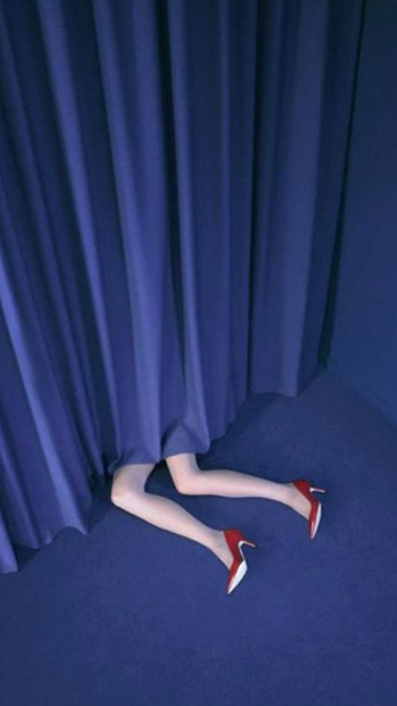 O Vermelho na Fotografia: Uma Expressão de Emoção e Intensidade 13 Captura de Tela 2025 04 27 as 22.59.41