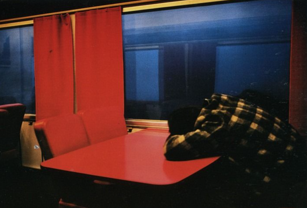 O Vermelho na Fotografia: Uma Expressão de Emoção e Intensidade 16 Captura de Tela 2025 04 27 as 23.03.25